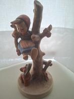 Hummel beeldje: Meisje in boom met hondje, Verzamelen, Beelden en Beeldjes, Ophalen of Verzenden