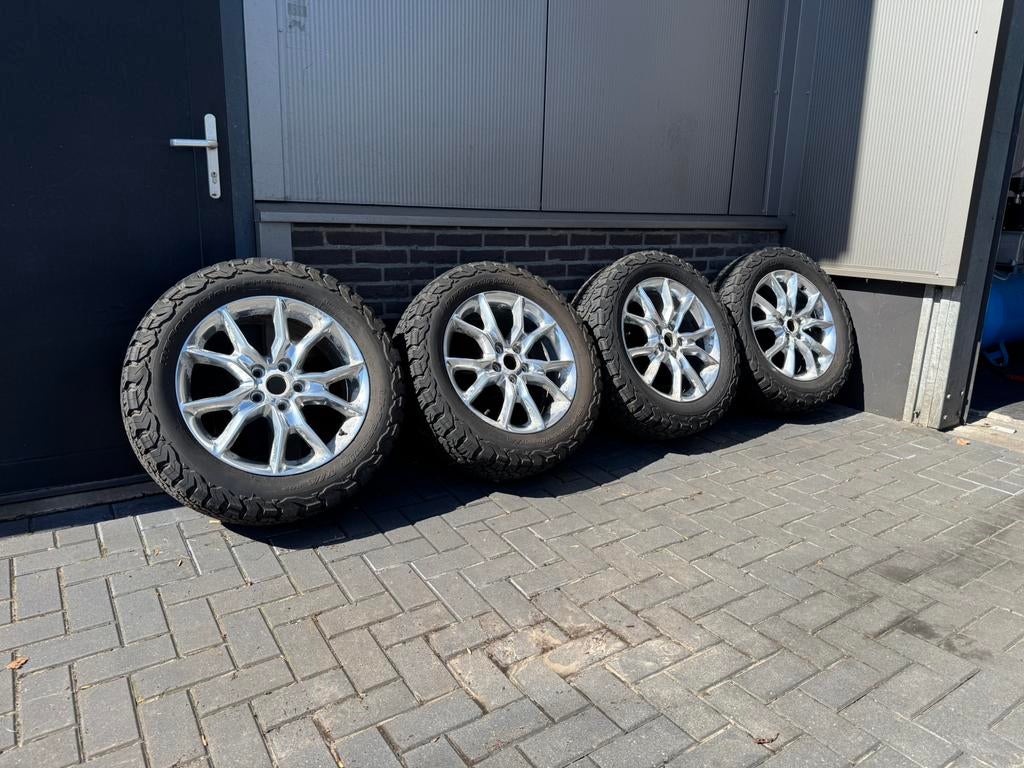 Jeep Grand Cherokee Winterset! | Noppenbanden | Offroad!, Auto-onderdelen, Banden en Velgen, Ophalen, Gebruikt, 275 mm, Banden en Velgen