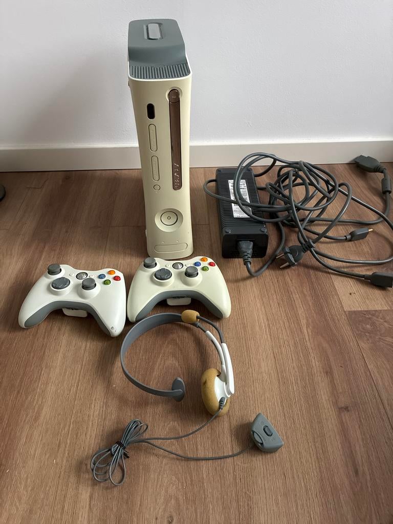 Moet weg! Omgebouwde Xbox 360 met 2 controllers en 7 spellen, Spelcomputers en Games, Ophalen, 360 Elite of Super Elite, Met 2 controllers