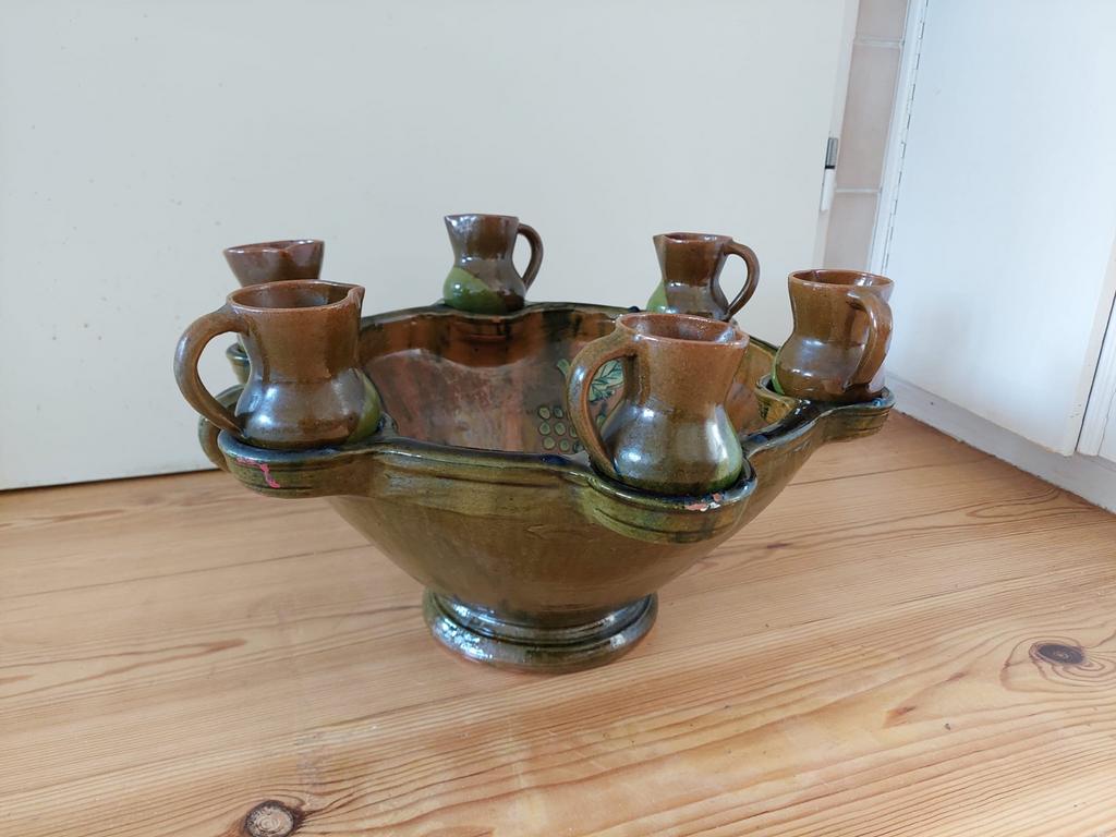Bruine en groene aardewerken schaal met 6 kannetjes, Antiek en Kunst, Antiek | Keramiek en Aardewerk, Ophalen