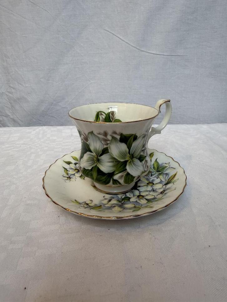 Royal Albert Trillium Kop en Schotel - Bone China England, Antiek en Kunst, Antiek | Servies los, Ophalen of Verzenden