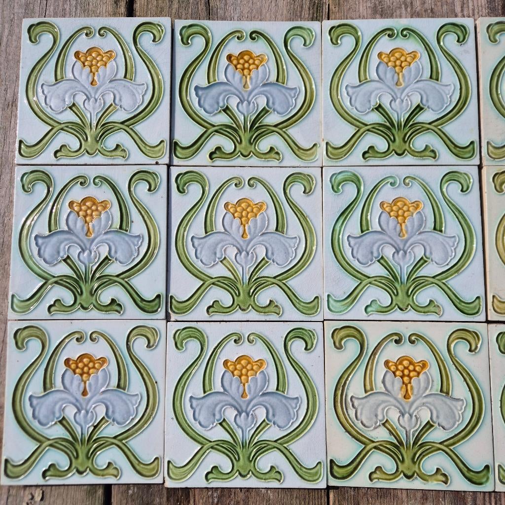 16 jugendstil wandtegels, decor in relief bloem Iris, Antiek en Kunst, Antiek | Wandborden en Tegels, Ophalen
