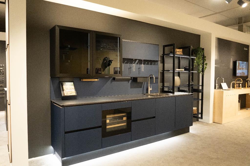 Moderne showroomkeuken in donker design, Ophalen, Blauw, Nieuw, Enkelwandige keuken