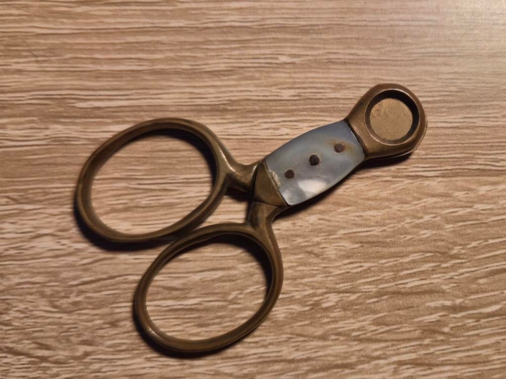 Antieke sigarenschaar - sigarenknipper -koper met parelmoer, Antiek en Kunst, Antiek | Gereedschap en Instrumenten, Ophalen of Verzenden