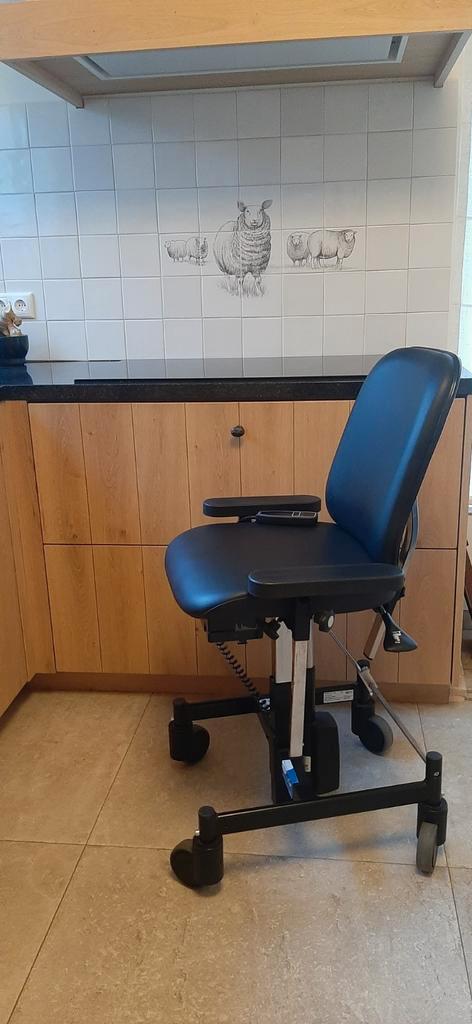 TE KOOP elektrische trippelstoel Medross Mondo, Diversen, Verpleegmiddelen, Ophalen