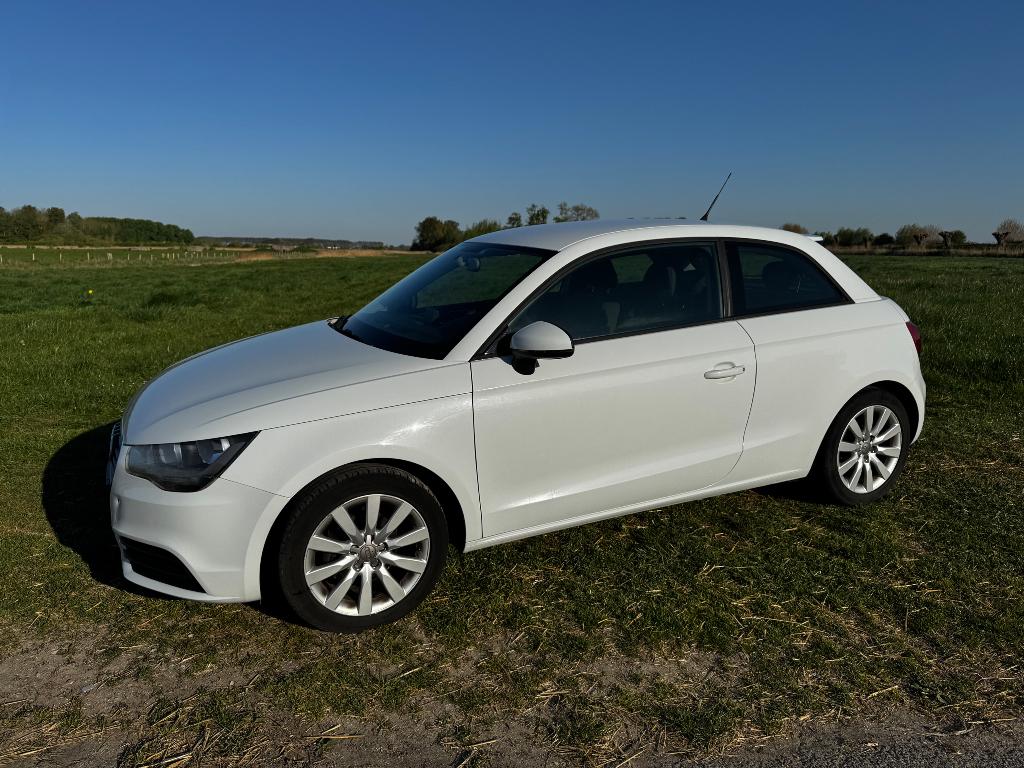 Audi A1 1.2 Tfsi 63KW 2011 Wit, Auto's, Voorwielaandrijving, Zwart, 4 cilinders, 4 stoelen