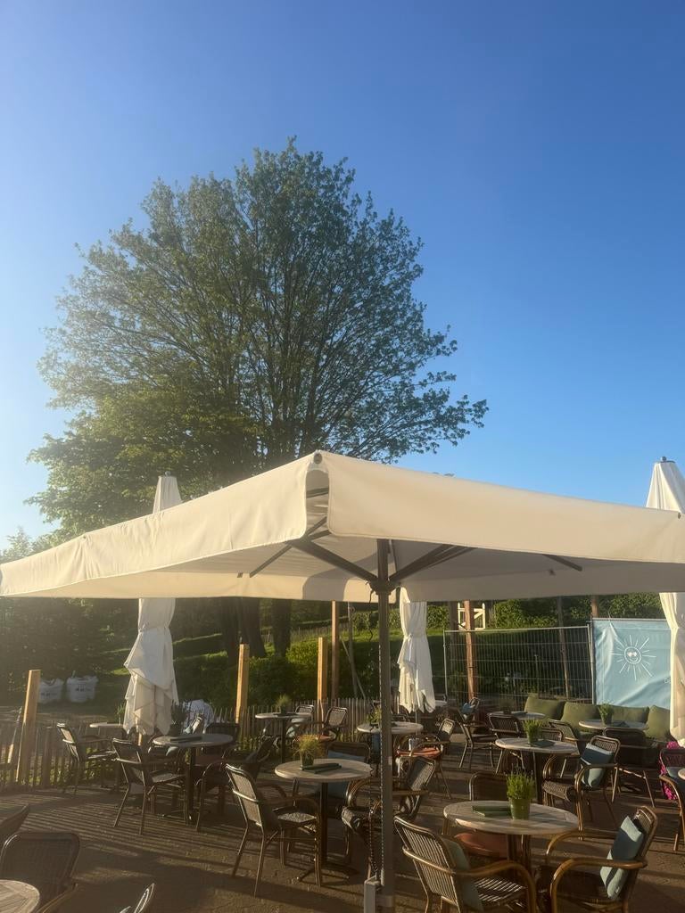 Grote witte parasol voor terras  4x4 met LED verlichting, Tuin en Terras, Ophalen of Verzenden, Gebruikt, Meer dan 4 meter, Zweefparasol