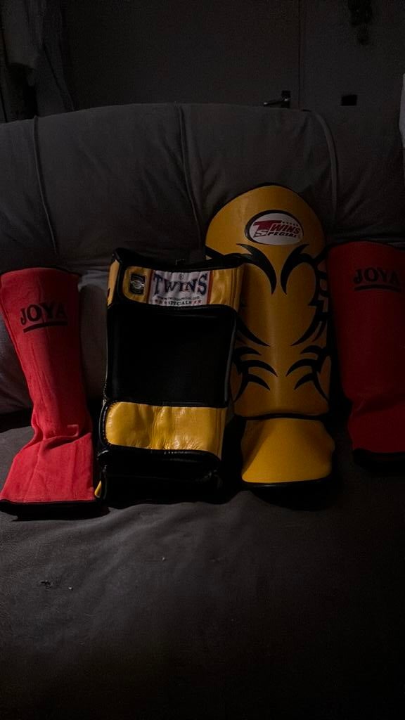 Twins kickboks scheenbeschermers BIEDEN, Ophalen of Verzenden, Gebruikt, Boksbeschermers