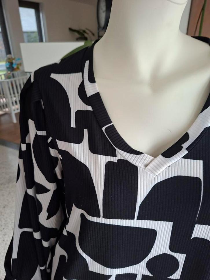 Zwart wit shirt - trui   v hals  xl 44, Kleding | Dames, Truien en Vesten, Zo goed als nieuw, Maat 42/44 (L), Zwart, Ophalen of Verzenden