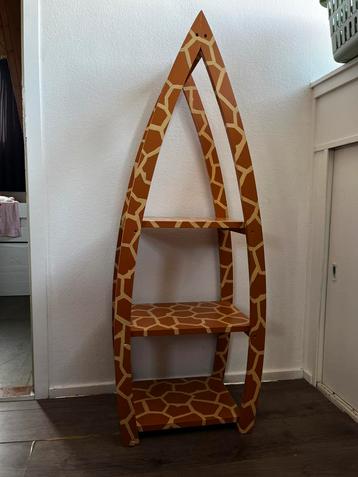 Giraffe kastje beschikbaar voor biedingen