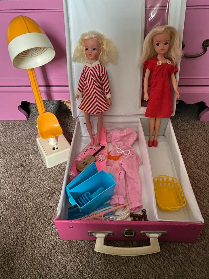 Barbie sindy poppen en koffer, Verzamelen, Poppen, Gebruikt, Pop, Ophalen of Verzenden