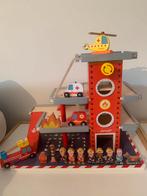 Janod houten brandweerkazerne + extra voertuig en poppetjes, Kinderen en Baby's, Speelgoed | Houten speelgoed, Gebruikt, Ophalen
