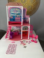 Barbie huis, koets met paard, auto, 15 poppen en kleding, Gebruikt, Ophalen, Barbie