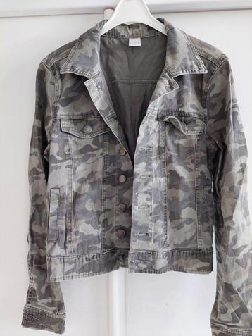 Spijkerjasje in legerprint. Maat S beschikbaar voor biedingen