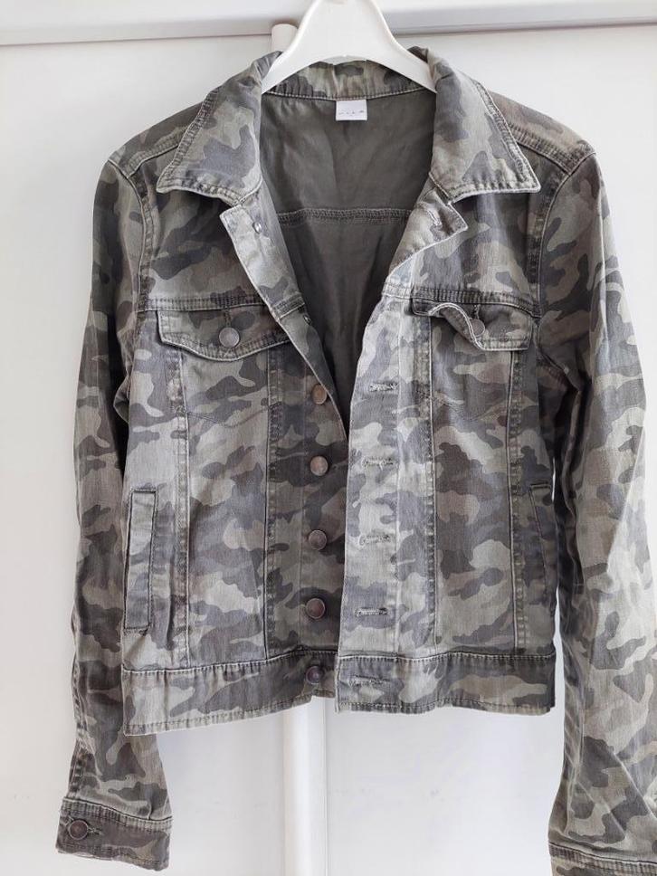 Spijkerjasje in legerprint. Maat S, Kleding | Dames, Jasjes, Kostuums en Pakken, Zo goed als nieuw, Jasje, Maat 36 (S), Groen