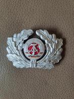 militaria:  oude baret/pet plaat van de Volksarmee ( DDR ), Ophalen of Verzenden, Overige soorten, Duitsland, Embleem of Badge