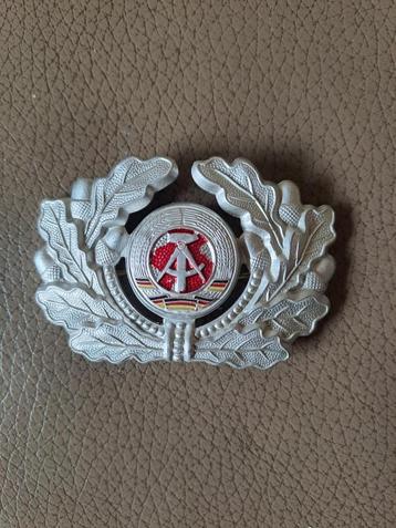 militaria:  oude baret/pet plaat van de Volksarmee ( DDR ) beschikbaar voor biedingen