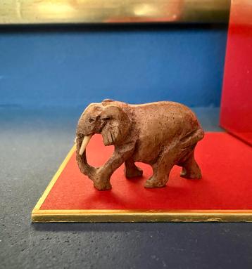 Wooden elephant tiny size beschikbaar voor biedingen
