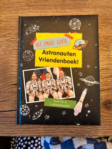 Het enige echte astronauten vriendenboek beschikbaar voor biedingen