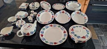 Boerenbont servies, hele partij in 1 keer.  beschikbaar voor biedingen