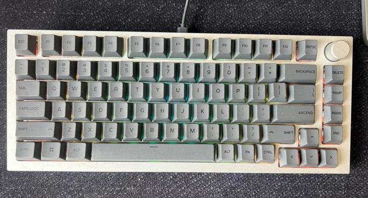 GMMK Pro Mechanisch Toetsenbord – Lubed cherry red Switches, Computers en Software, Toetsenborden, Gebruikt, Qwerty, Bedraad, Gaming toetsenbord