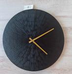 Zwarte Wandklok met Gouden Wijzers - Nieuw!, Huis en Inrichting, Woonaccessoires | Klokken, Ophalen of Verzenden, Nieuw, Analoog