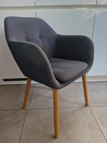 Grijze eetkamerstoel met houten poten beschikbaar voor biedingen