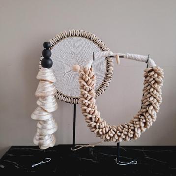 Gave schelpenkettingen op voet beige crème wit| hotel chique beschikbaar voor biedingen