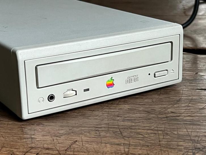 AppleCD 300e Plus originele Apple externe CD-ROM drive 1990s, Computers en Software, Optische drives, Zo goed als nieuw, MacOS