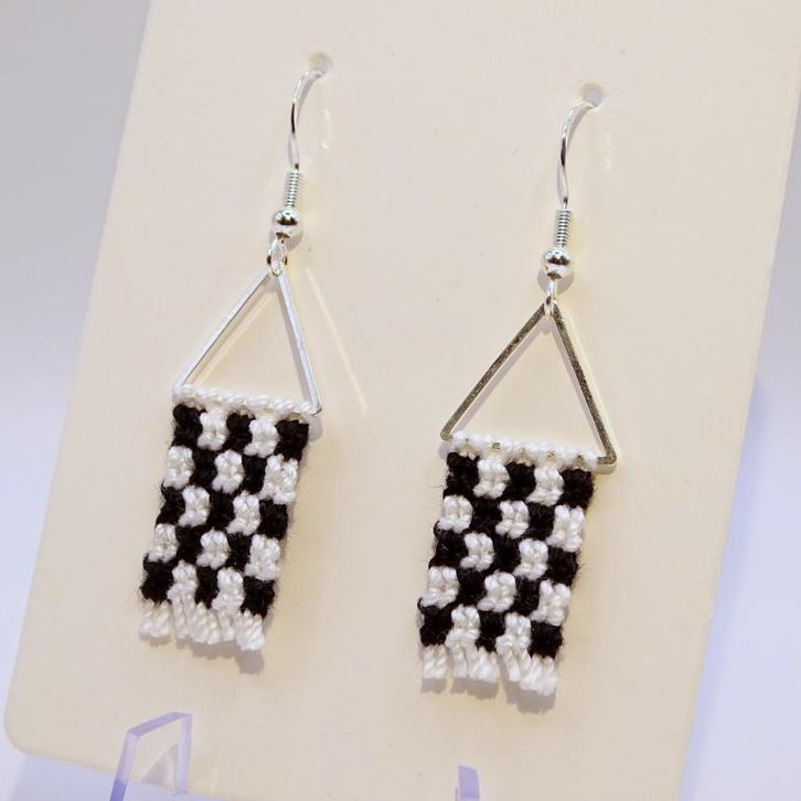 Checkered flag, finish vlag oorbellen macramé, Sieraden, Tassen en Uiterlijk, Oorbellen, Nieuw, Hangers, Overige materialen, Verzenden