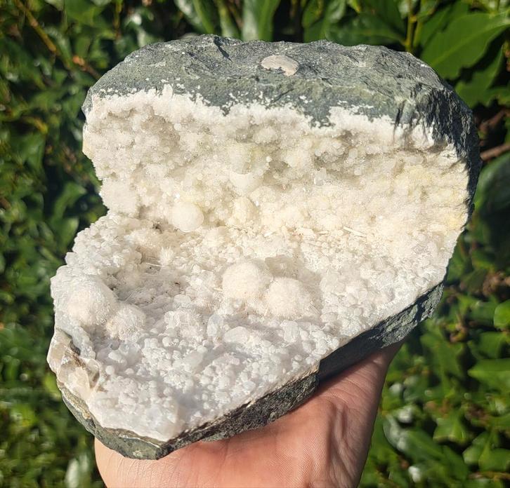 Grote 2kg Okeniet en Apofyliet grot edelsteen natuursteen, Verzamelen, Mineralen en Fossielen, Ophalen of Verzenden