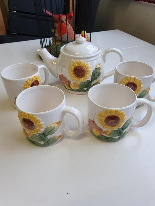 Zonnebloem Frans servies theepot en mokken vintage, Antiek en Kunst, Antiek | Servies compleet, Ophalen of Verzenden