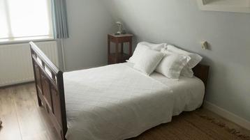Antiek 2 pesoons bed MET ANTIEK BEDDENGOED incl nachtkastje beschikbaar voor biedingen