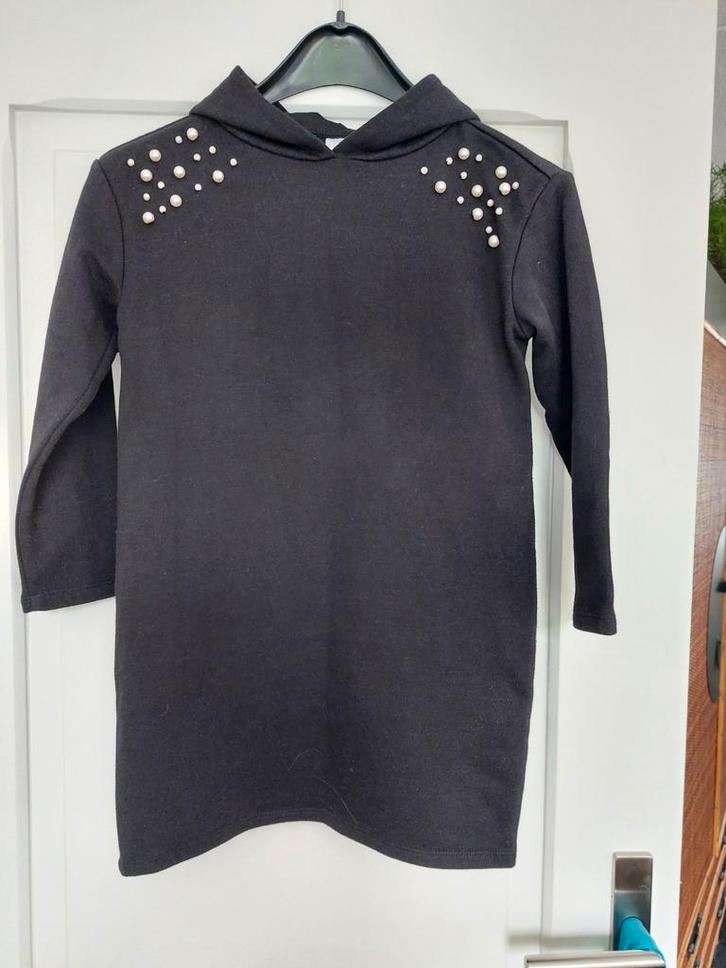 Zwarte jurk met capuchon en “parels” bij de schouders, Kinderen en Baby's, Kinderkleding | Maat 134, Zo goed als nieuw, Meisje