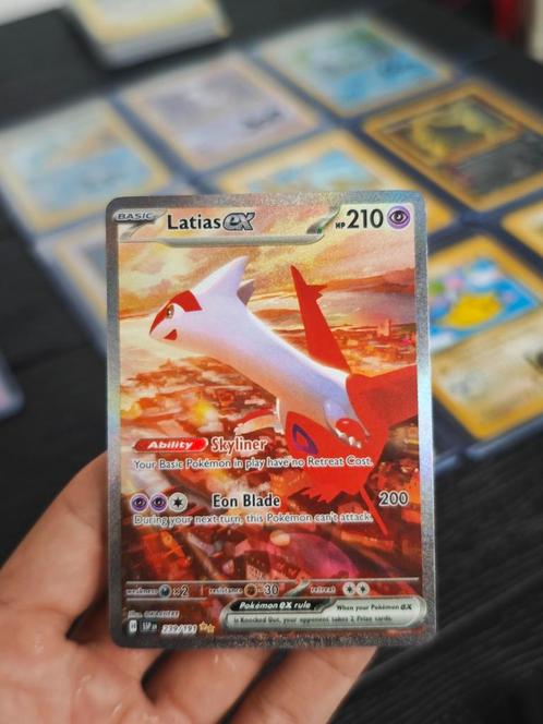 ♦️ Latias ex 239 Surging Sparks, Hobby en Vrije tijd, Verzamelkaartspellen | Pokémon, Zo goed als nieuw, Ophalen of Verzenden