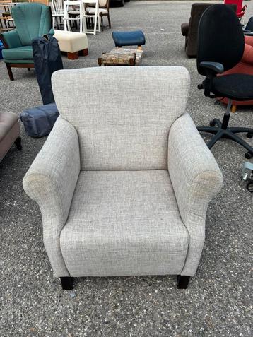 Grijze fauteuil beschikbaar voor biedingen