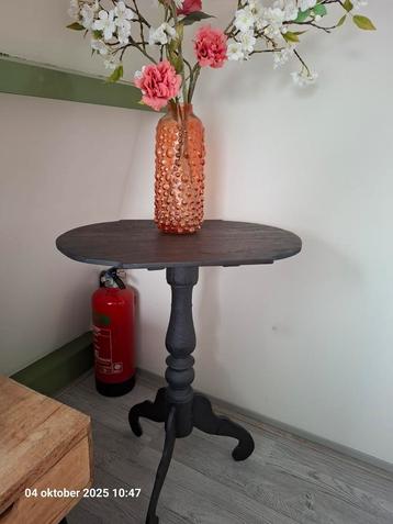 Sidetable, wijntafel driepoot beschikbaar voor biedingen