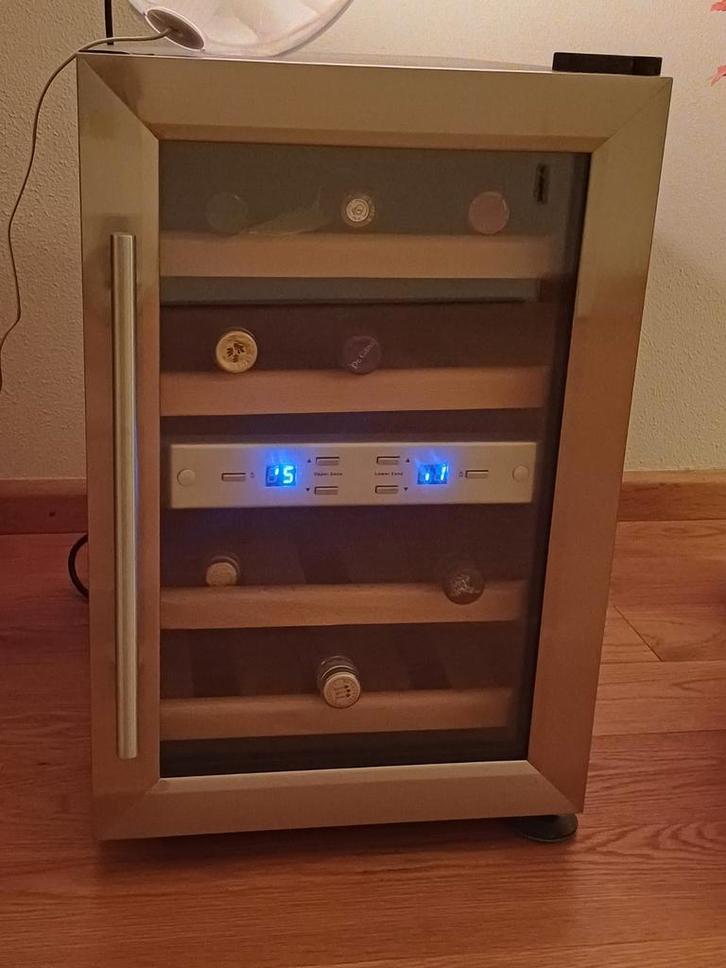 Wijnkoelkast 12 flessen., Huis en Inrichting, Kasten | Vitrinekasten, Gebruikt, Minder dan 100 cm, 25 tot 50 cm, Met lade(s), Kunststof