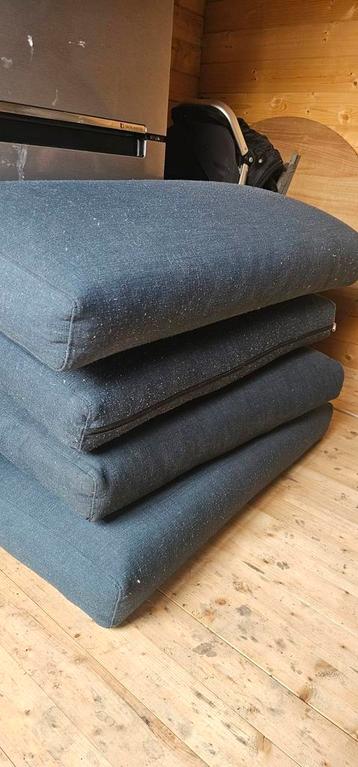 2 grote kussens  beschikbaar voor biedingen