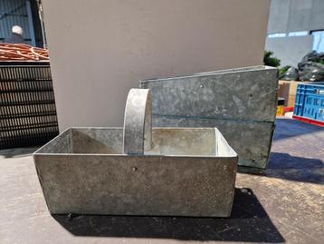 Leuke zinken bloembakken met hengsel €4 pst   beschikbaar voor biedingen