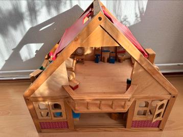 Poppenhuis en meubels beschikbaar voor biedingen