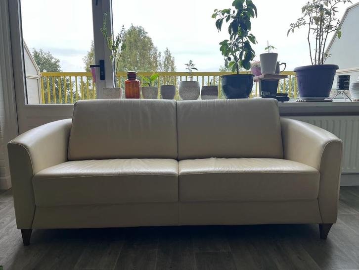 Wit leder 2-zits bankje, Huis en Inrichting, Banken | Sofa's en Chaises Longues, Gebruikt, Tweepersoons, 150 tot 200 cm, 75 tot 100 cm