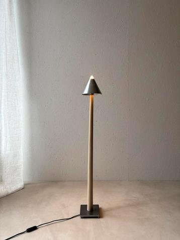 Stijlvolle minimalistische vloerlamp 80s aluminium design beschikbaar voor biedingen