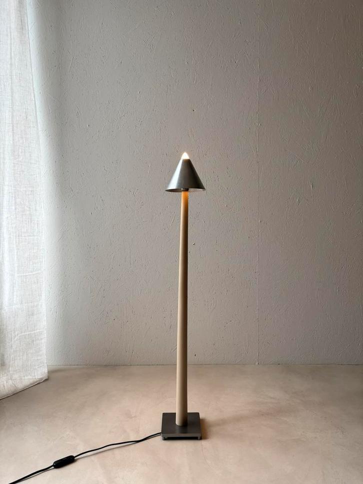 Stijlvolle minimalistische vloerlamp 80s aluminium design, Huis en Inrichting, Lampen | Vloerlampen, Gebruikt, Kunststof, Metaal