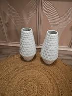 Set van 2 Witte Vazen met Geometrisch Design, Wit, Aardewerk of Porselein, Ophalen of Verzenden, Zo goed als nieuw