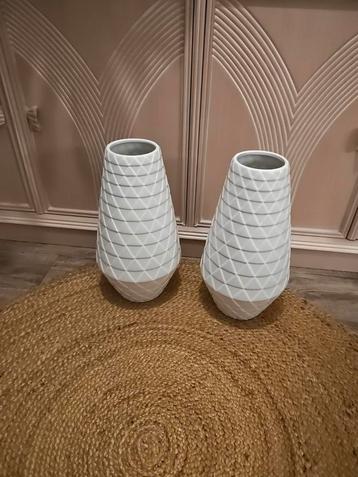 Set van 2 Witte Vazen met Geometrisch Design beschikbaar voor biedingen