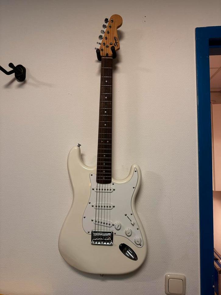 Fender Squier Stratocaster - Witte Elektrische Gitaar, Muziek en Instrumenten, Snaarinstrumenten | Gitaren | Elektrisch, Gebruikt