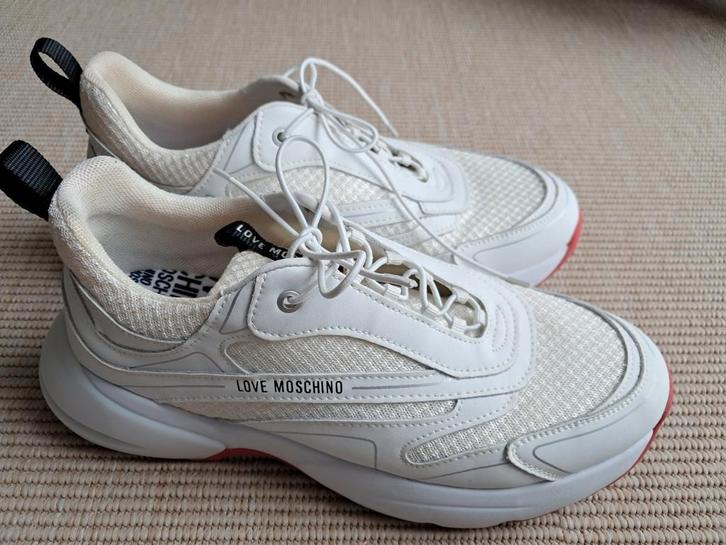 Moschino sneakers wit ecru maat 40, Kleding | Dames, Schoenen, Zo goed als nieuw, Sneakers of Gympen, Wit, Ophalen of Verzenden