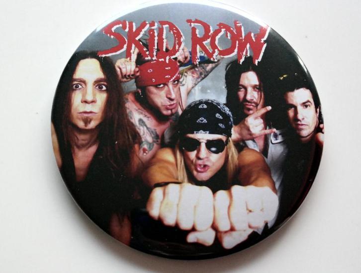 SKID ROW xxl button speld 9.5 cm bb54 zie svp beschrijving, Verzamelen, Muziek, Artiesten en Beroemdheden, Nieuw, Overige typen