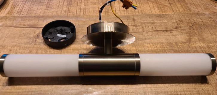 Te koop: Degelijke badkamerlamp incl 2x lichtbron, Huis en Inrichting, Badkamer | Badtextiel en Accessoires, Zo goed als nieuw